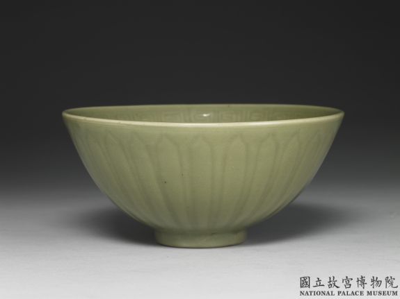 Bowl with incised lotus petals decoration in green glaze, Longquan ware, Ming dynasty, Yongle-Xuande reign (1403-1435)